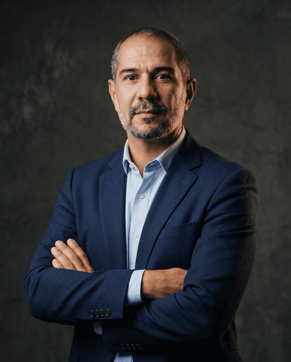 Plínio Rocha Jr., nutricionista clínico, em retrato editorial.